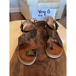 Very G Sandals Women Size 7 Brown Embossed Floral Boho Flat